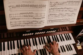 person playing organ